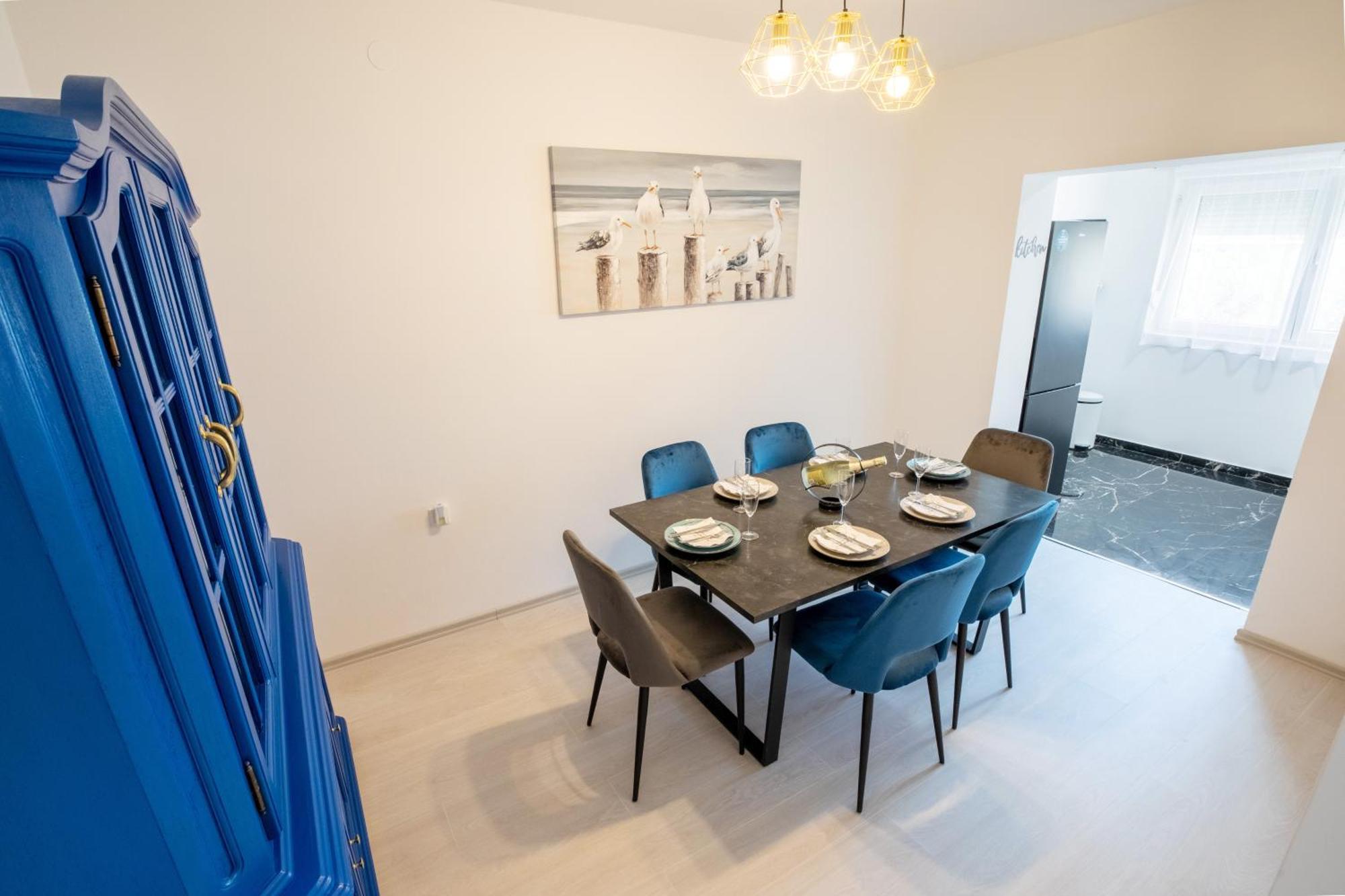Elly's Empire Apartment