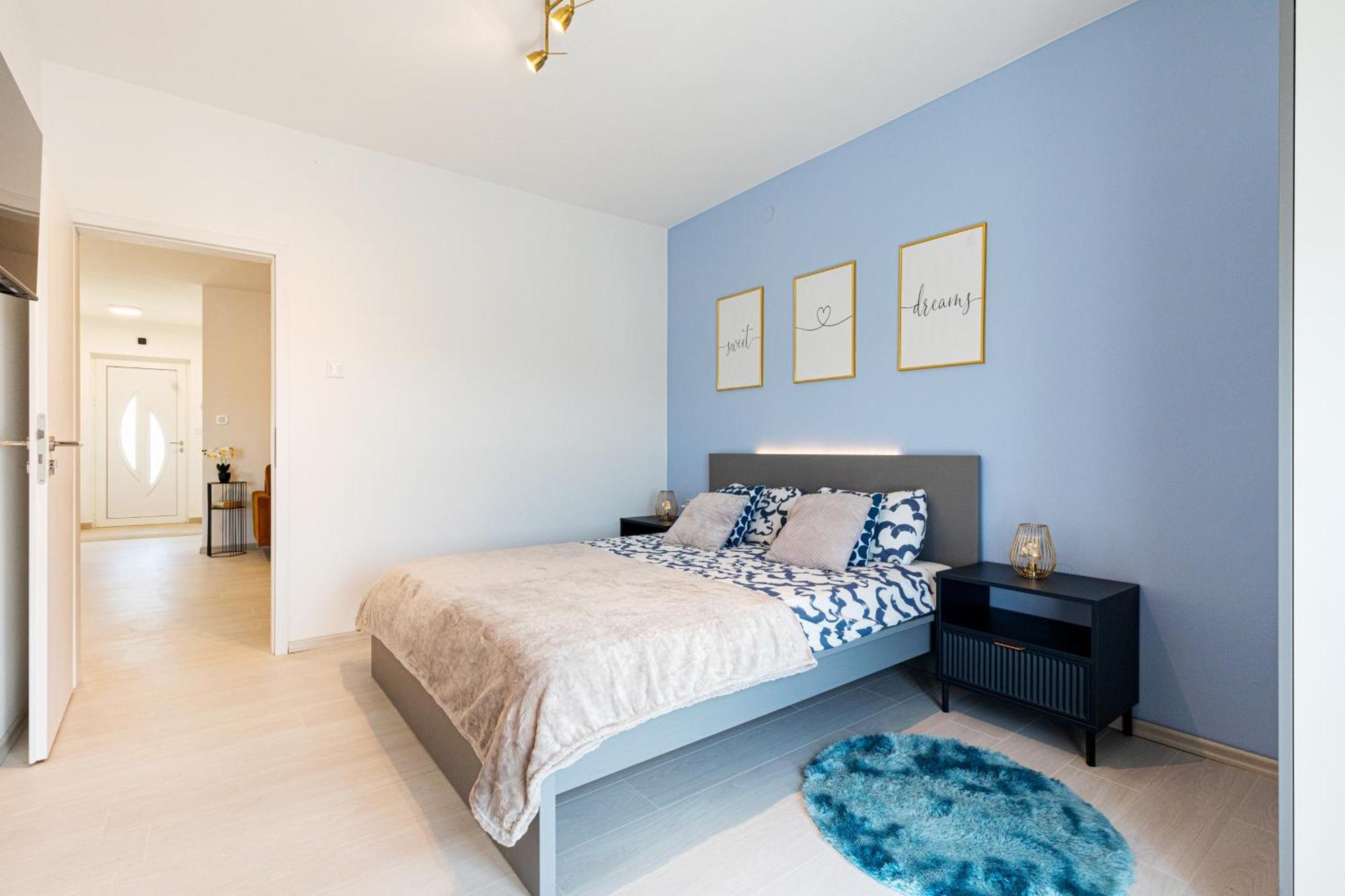 Elly's Empire Apartment
