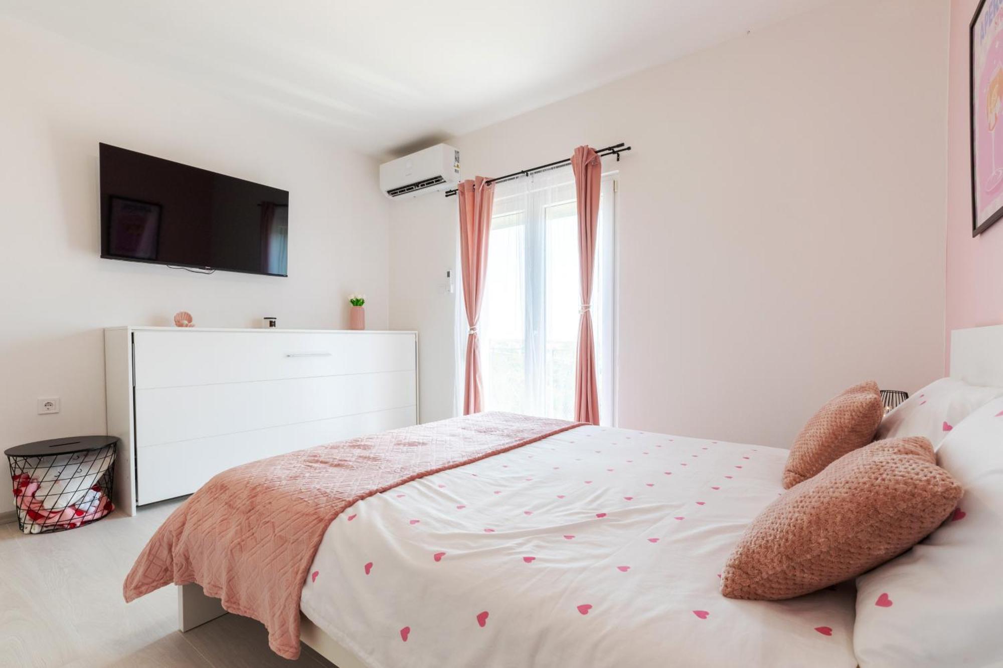 Elly's Empire Apartment
